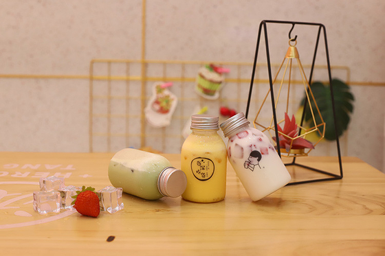 chai trà sữa nhựa với tay cầm để uống với vật liệu và hiệu quả