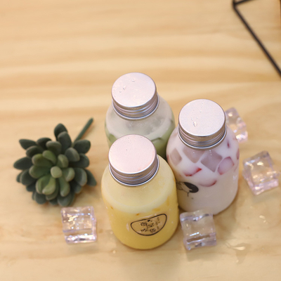 chai trà sữa nhựa với tay cầm để uống với vật liệu và hiệu quả