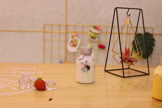 chai trà sữa nhựa với tay cầm để uống với vật liệu và hiệu quả