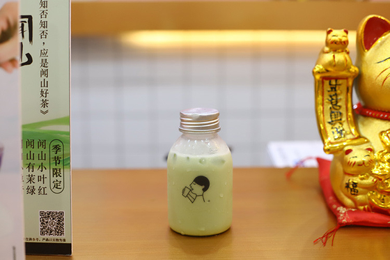 chai trà sữa nhựa với tay cầm để uống với vật liệu và hiệu quả
