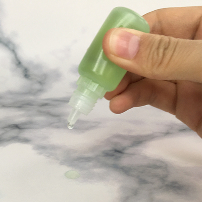 Các chai nhỏ giọt nhựa có nắp vít kín để phân phối có kiểm soát