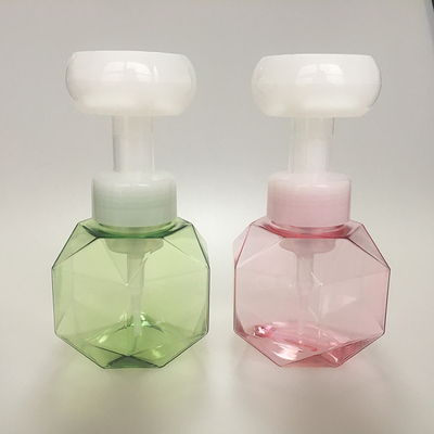 Chiếc chai bình xả bọt màu trắng 50ml với logo được in trên mặt tay