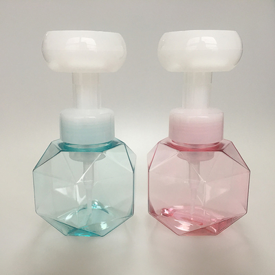 Chiếc chai bình xả bọt màu trắng 50ml với logo được in trên mặt tay
