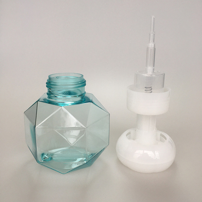 Chiếc chai bình xả bọt màu trắng 50ml với logo được in trên mặt tay
