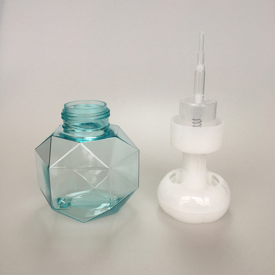 Chiếc chai bình xả bọt màu trắng 50ml với logo được in trên mặt tay