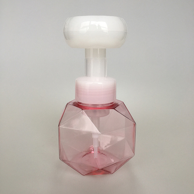 Chiếc chai bình xả bọt màu trắng 50ml với logo được in trên mặt tay
