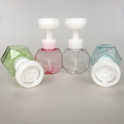 Chiếc chai bình xả bọt màu trắng 50ml với logo được in trên mặt tay