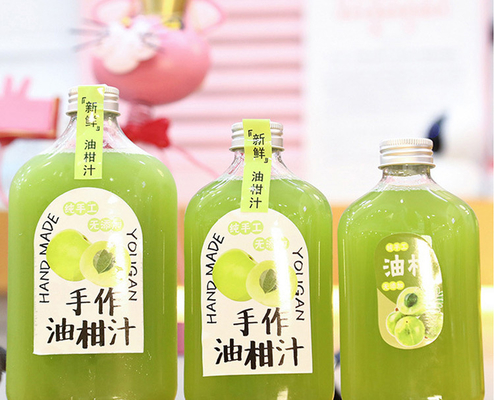 Các chai trà sữa tròn hình vuông hiện đại với tay cầm cách điện