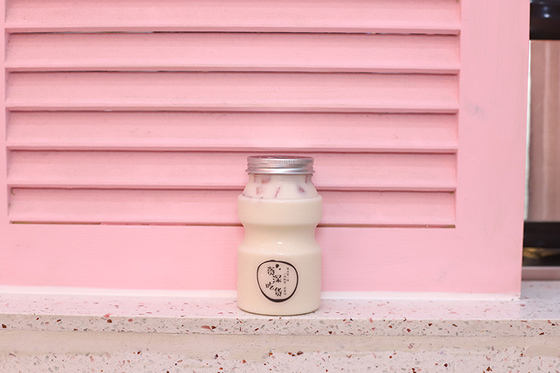 Tái sử dụng hai bức tường hình vuông quán cà phê trong suốt Boba Cốc tròn Hạch 500ml nước trái cây Cốc trà với rơm