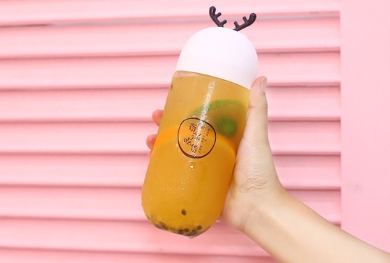 Nhìn rõ tay cầm nhựa tái sử dụng chai trà sữa với nắp