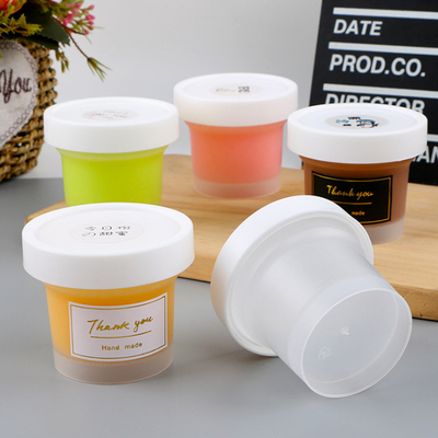 Các chai trà sữa có kích thước trung bình có thể tùy chỉnh bằng nhựa với nắp chống rò rỉ