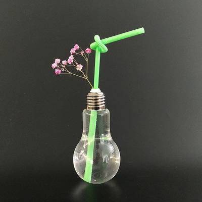 Chiếc cốc PET tái sử dụng thiết kế hiện đại với rơm