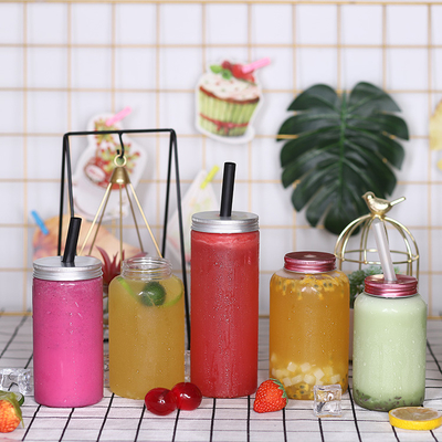 Các chai trà sữa nhựa rõ ràng có thể tùy chỉnh với vít trên nắp và cách nhiệt
