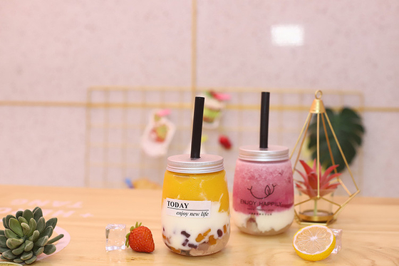 Các chai trà sữa có nắp vít để đóng gói nước trái cây rõ ràng