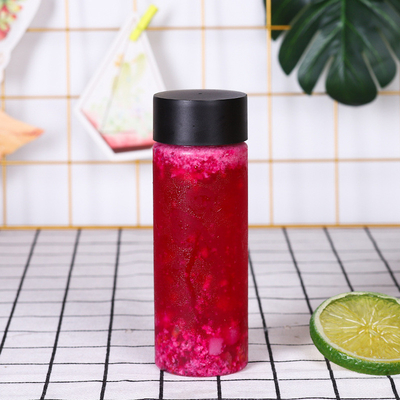 Các chai trà sữa thiết kế hiện đại với vật liệu rõ ràng và vít trên nắp
