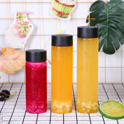 Các chai trà sữa thiết kế hiện đại với vật liệu rõ ràng và vít trên nắp