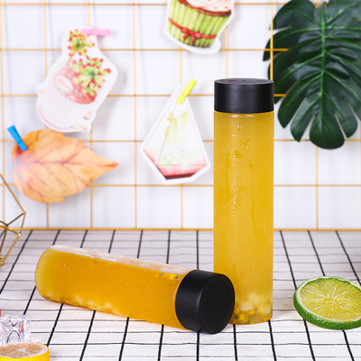 Các chai trà sữa thiết kế hiện đại với vật liệu rõ ràng và vít trên nắp
