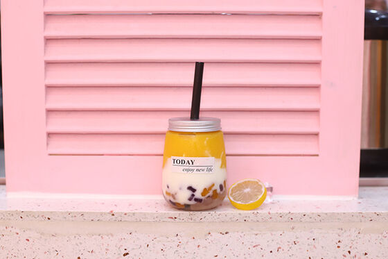 Các chai trà sữa hiện đại Hỗn hợp với nắp vít và thùng nhựa tái sử dụng