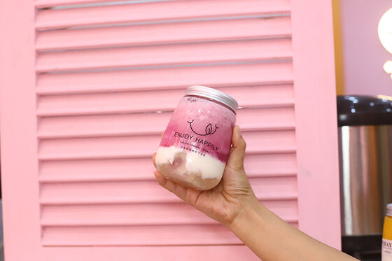 Các chai trà sữa hiện đại Hỗn hợp với nắp vít và thùng nhựa tái sử dụng