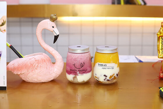 Các chai trà sữa hiện đại Hỗn hợp với nắp vít và thùng nhựa tái sử dụng