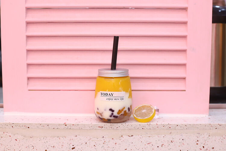 Các chai trà sữa hiện đại Hỗn hợp với nắp vít và thùng nhựa tái sử dụng